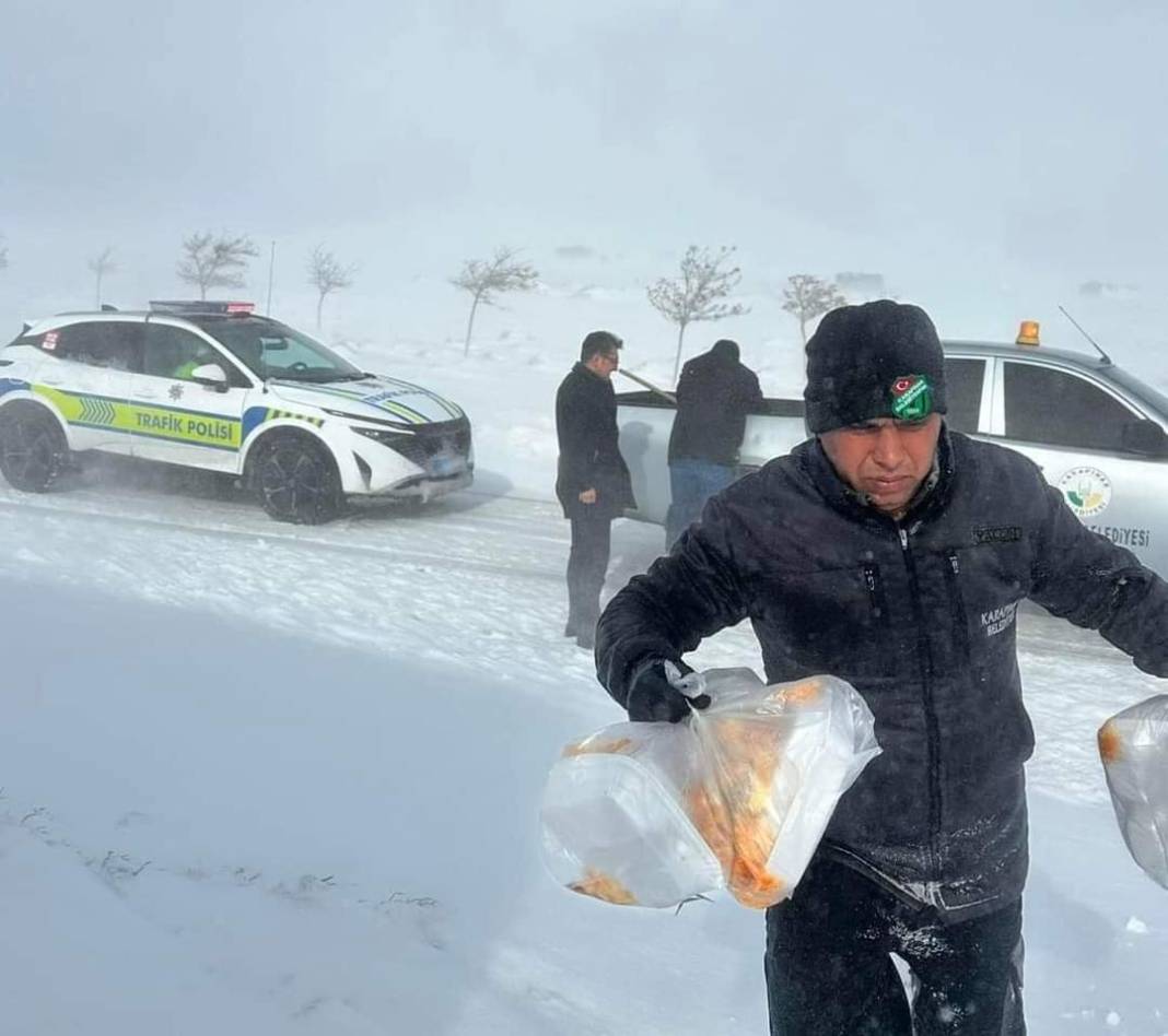 Konya’da bir düğün sahibi yolda kalanlar için yaptığıyla gönülleri fethetti 15